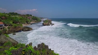 Mbuluk Sahili ve Kukup Sahili 'nin yanındaki Mesra Sahili' nin insansız hava aracı manzarası Gunung Kidul Yogyakarta, tepeleri, beyaz kumları, mercan kayalıkları ve okyanus dalgaları olan ünlü bir turizm beldesi.