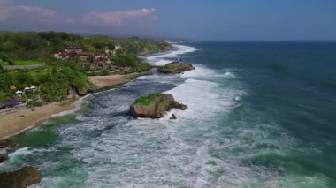 Mbuluk Sahili ve Kukup Sahili 'nin yanındaki Mesra Sahili' nin insansız hava aracı manzarası Gunung Kidul Yogyakarta, tepeleri, beyaz kumları, mercan kayalıkları ve okyanus dalgaları olan ünlü bir turizm beldesi.