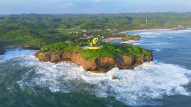 Krakal Beach, Gunung Kidul, Yogyakarta, Endonezya 'da okyanustan gelen dalgaların mercan kayalıklarına çarpması.