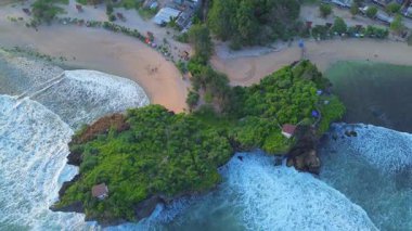 Krakal Beach, Gunung Kidul, Yogyakarta, Endonezya 'da okyanustan gelen dalgaların mercan kayalıklarına çarpması.