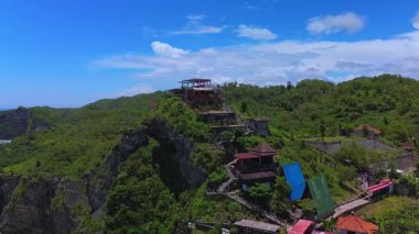 Puncak Segoro, Gunung Kidul, Yogyakarta, 3 Şubat 2025: Puncak Segoro, tepe, mercan kayalıkları ve okyanus dalgaları manzaralı bir uçurum bar turistik mekanıdır.