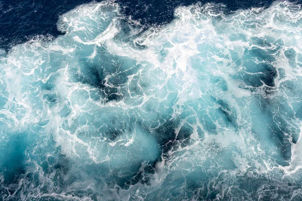Άποψη Της Δύσβατης Θάλασσας Που Δημιουργεί Δίνες Στο Νερό Φόντο — Φωτογραφία Αρχείου