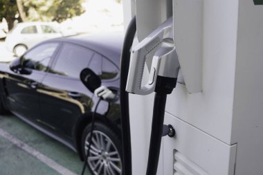 Elektrikli arabalar için şarj istasyonu ya da nokta kullanan tanınmayan biri. Çevre, yenilenebilir enerji, ekoloji