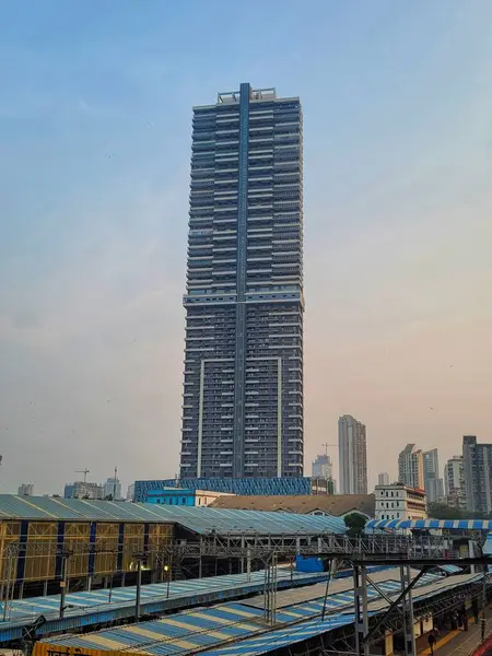 Mumbai şehrinde açık gökyüzü altında güzel ve uzun bir gökdelen.