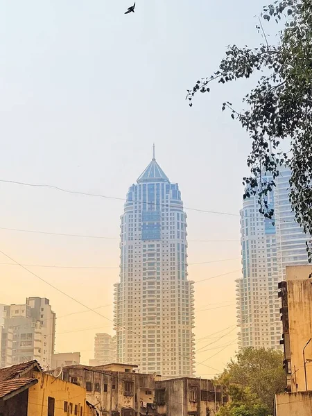 Mumbai şehrinde açık gökyüzü altında güzel ve uzun bir gökdelen.