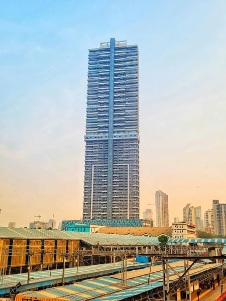 Mumbai şehrinde açık gökyüzü altında güzel ve uzun bir gökdelen.