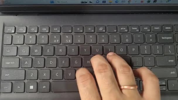 Обрізати Анонімну Руку Людини Яка Друкує Клавіатурі Ноутбука Під Час — стокове відео