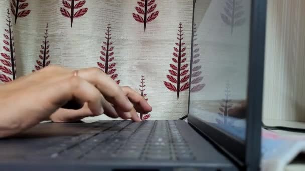 Обрізати Анонімні Руки Людини Яка Друкує Клавіатурі Ноутбука Під Час — стокове відео