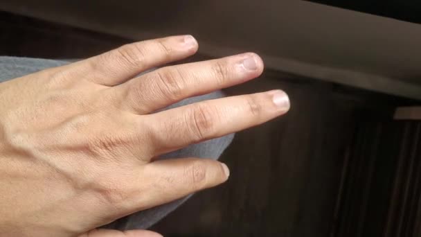 Anonim Sinirli Erkek Evde Parmaklarını Bacağına Vururken Yakın Plan Bir — Stok video