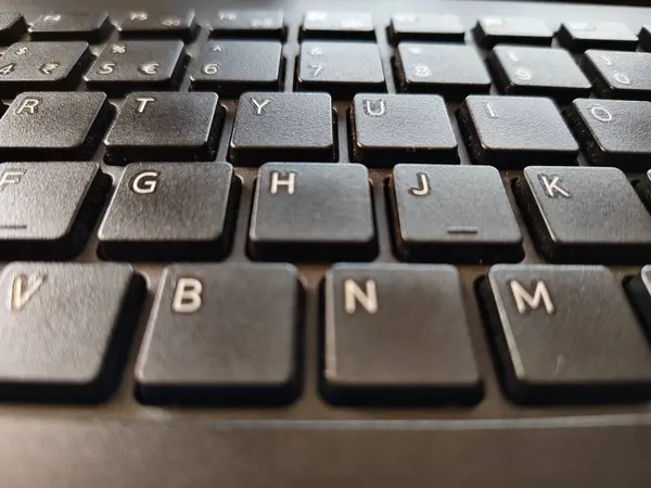 Siyah bilgisayar klavyesine yakın çekim kablosuz iş bürosu