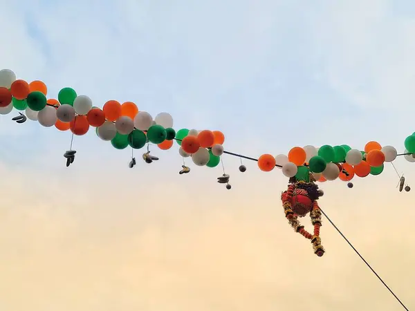 Dahi Handi 'nin kutlaması aynı zamanda Tanrı Krishna' nın doğum günü olarak da bilinir.