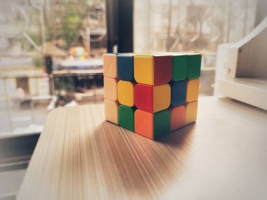 Kısmen çözülmüş bir Rubiks küpünün pencere pervazına yakın plan görüntüsü