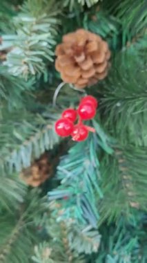 Noel ağacının süslerle süslenmiş ve noel pazarında satılık kozalak görüntüsü.