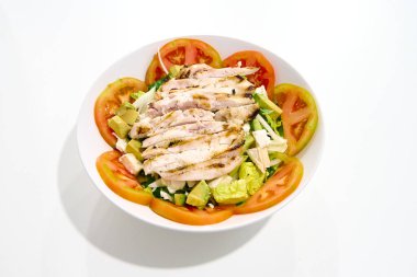 Ton balıklı salata, avokado ve domates.