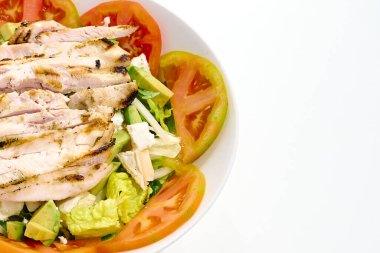 Ton balıklı salata, avokado ve domates.