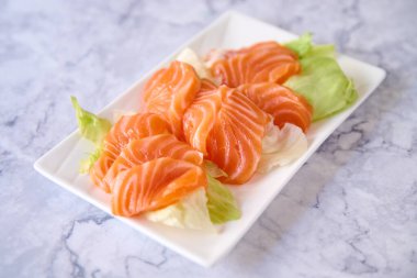 Pilav ve avokado ile somon suşi tabağı.