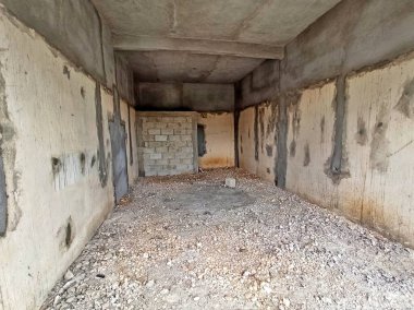 Ham Tuğla ve Beton Bitirimi ile Tamamlanmamış Bir Boşluğun Engebeli İçi