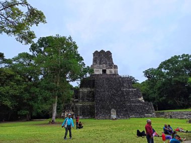 Tikal, Peten, Guatemala 'daki 2. Tapınak' ta Dinlenen Ziyaretçiler