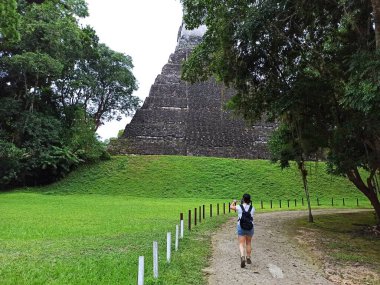 Tikal 'ın Görkemli Manzarası, Peten, Guatemala' da Turist Yürüyüşü I.
