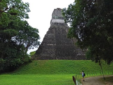 Tikal Ulusal Parkı, Peten, Guatemala 'daki I. Tapınak Majestelerine hayran turistler