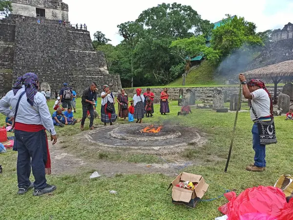 1. Tapınak, Tikal, Peten, Guatemala 'da Maya Ayini