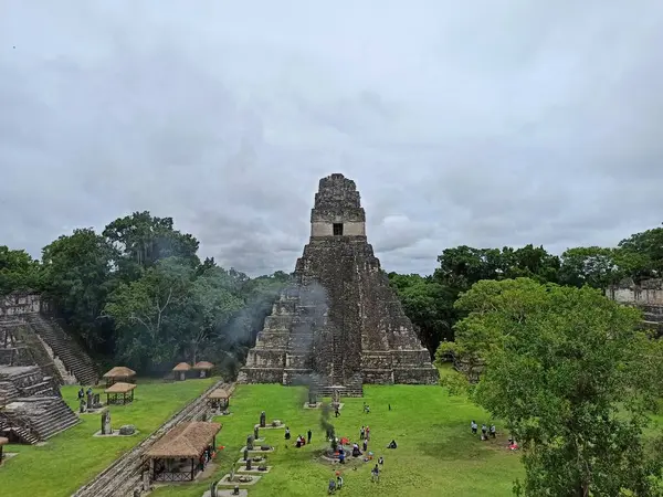 Tikal, Peten, Guatemala 'da Büyük Plaza' da Büyük Jaguar Piramidi ile Maya seremonisi