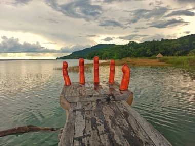 Peten Itza Gölü, Guatemala 'daki El Remate' de Sanat Heykeli ile Ahşap Rıhtım