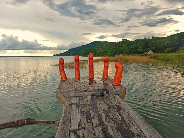 Деревянный док с художественной скульптурой на озере Петен-Ица, Гватемала