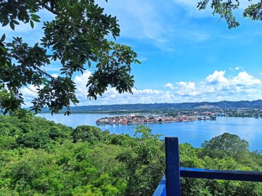 Arka planda Flores Adası, Guatemala ile Tayasal Arkeoloji Bölgesi 'nden San Miguel Peten Manzarası