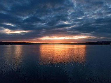 Peten Gölü üzerinde gün batımı Flores Adası yakınlarında, Peten
