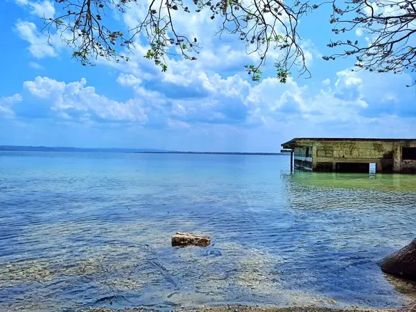 Peten, San Andres 'teki Peten Itza Gölü' nde sel basmış göl manzarası.