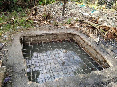 Kentsel Enkaz Bölgesi 'nde Metal Çubuklarla Korunmasız Drenaj