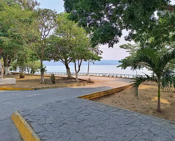 Flores Adası Girişindeki Concordia Park 'ın Manzarası, Peten, Guatemala