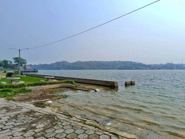 Peten Itza gölünün kıyısı San Benito, Peten, Guatemala 'daki La Ermita mahallesinde.
