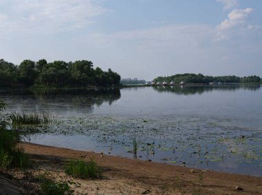 Göl ve mavi gökyüzü. 