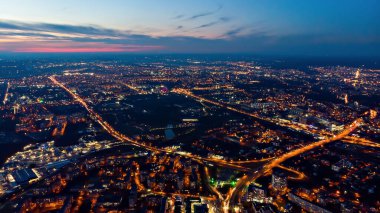 Lviv şehrinin eşsiz bir gece manzarası. Ukrayna. Bir kuadkopterle ateş etmek.