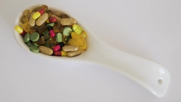 Cuillère Céramique Avec Des Pilules Colorées Des Compléments Alimentaires Sur — Video