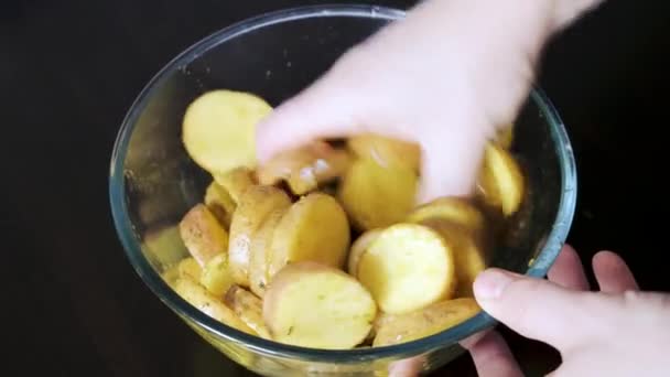 Een Mensenhand Roert Aardappelen Gemarineerd Specerijen Voor Het Bakken Een — Stockvideo