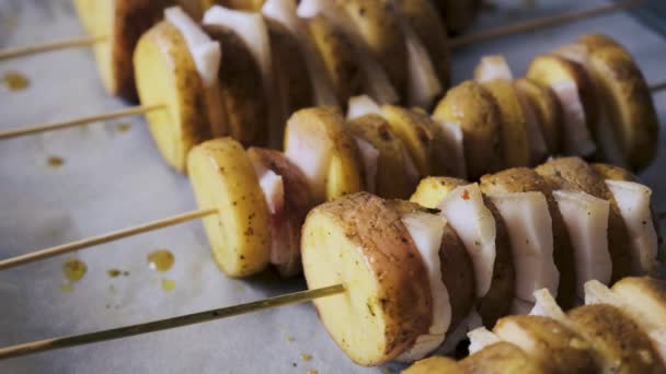Demonstration Sliced Potatoes Lard Thin Slices Wooden Skewers Baking Close — 비디오