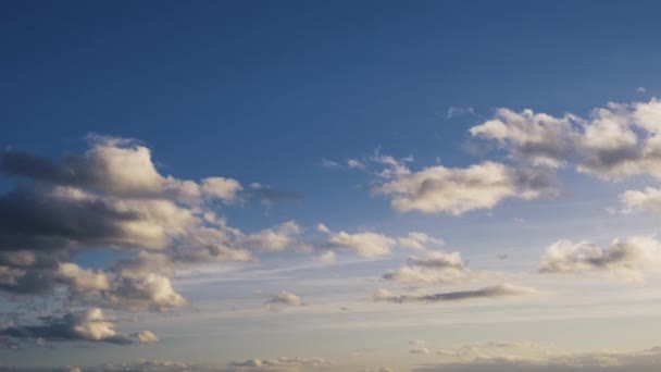 开阔的天空云团 棉花云团背景蓝色室外移动云团向上旋转 在深蓝色的天空中 云彩在陆地上快速移动和变化 — 图库视频影像
