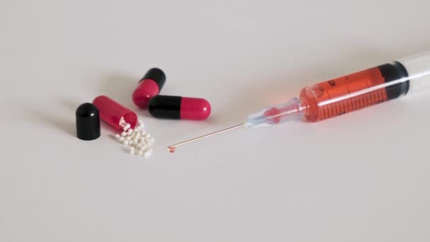 Demonstration Drugs Black Red Capsules Syringe One Capsule Opened Substance — Vídeos de Stock