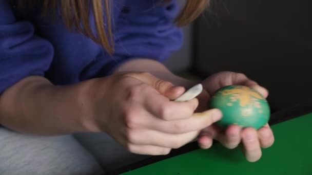 Lastik Bir Bandın Yardımıyla Kız Paskalya Yumurtasından Balmumu Kalıntılarını Çıkarıyor — Stok video