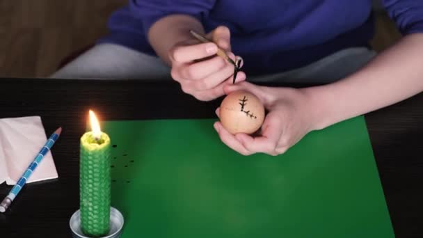 Roztapiając Wosk Świecy Pomocą Długopisu Dziewczyna Kładzie Wzór Wielkanocnym Jajku — Wideo stockowe