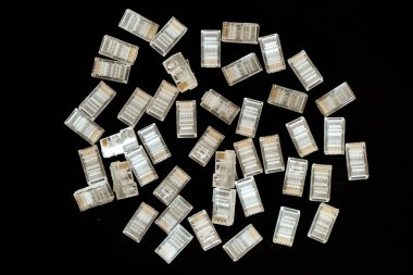 Koyu arkaplanda yama kablosu rj45 bağlantıları.