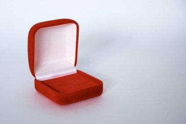 Beyaz arka plan üzerinde izole kırmızı mücevher kutusu.