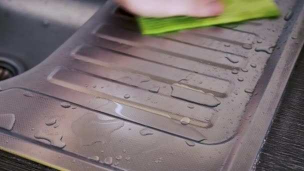 一个人的手用吸水的餐巾擦拭不锈钢洗涤槽上的水 厨房的主题 后续行动 — 图库视频影像