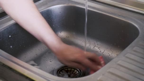 Ręka Mężczyzny Myje Zlew Zrobiony Stali Żującej Brudu Pomocą Zmywarki — Wideo stockowe