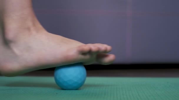 Menina Massageia Com Uma Bola Massagem Close — Vídeo de Stock