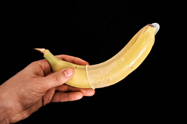Banaan Met Condoom Geïsoleerd Donkere Achtergrond Concept Van Veilige Seks — Stockfoto
