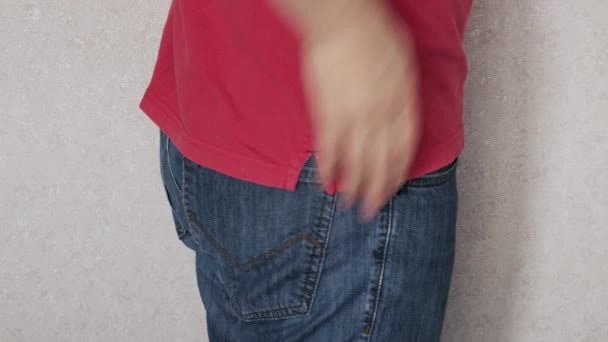 Uomo Tira Fuori Preservativo Dalla Tasca Posteriore Dei Jeans Concetto — Video Stock